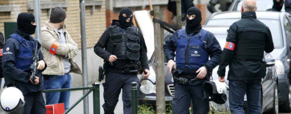 Policía belga durante la búsqueda del sospechoso de los ataques de París. REUTERS