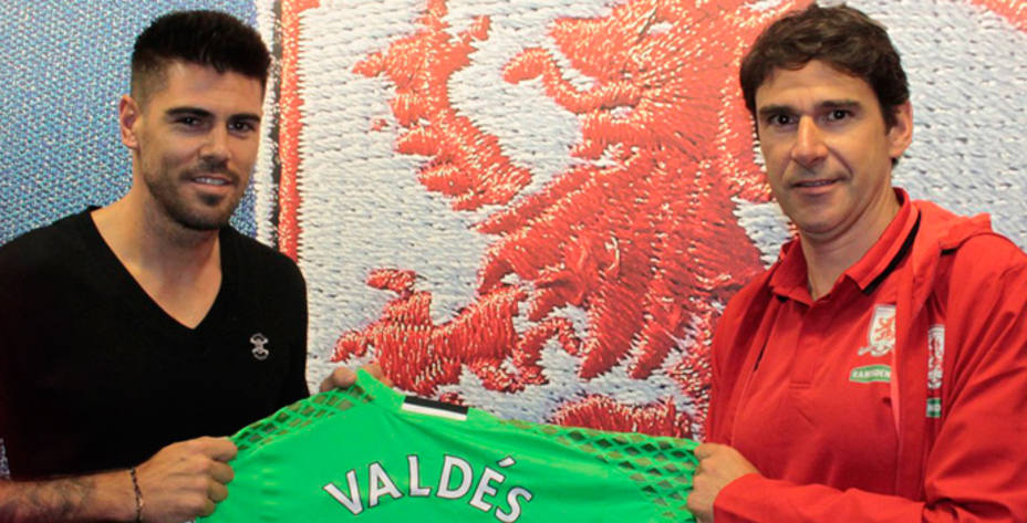 Valdés posa con su nueva camiseta junto a Karanka