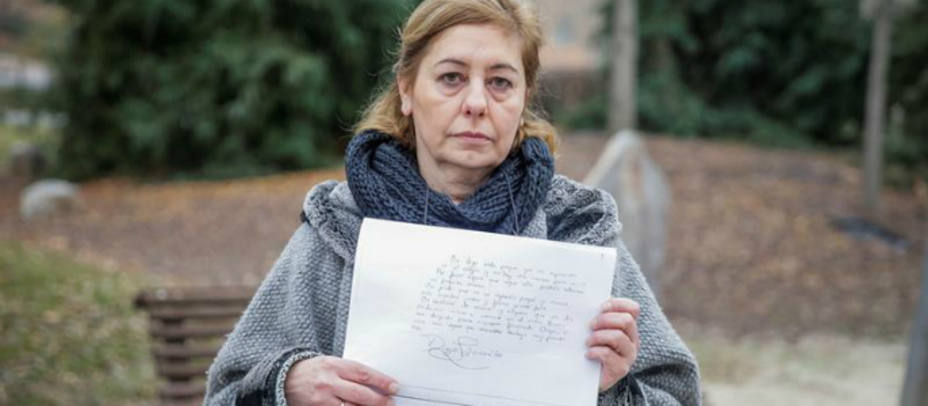 Carmen González, madre de Diego, el niño de once años que se suicidó en octubre pasado en Leganés, muestra una copia de parte de la carta recogida en la vivienda donde se mató el menor. EFE/Emilio Naranjo