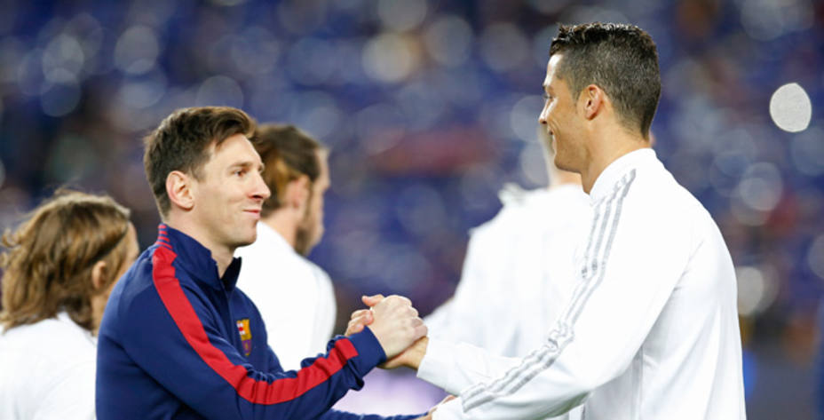 Messi y Cristiano se saludan en el último Clásico (Reuters)