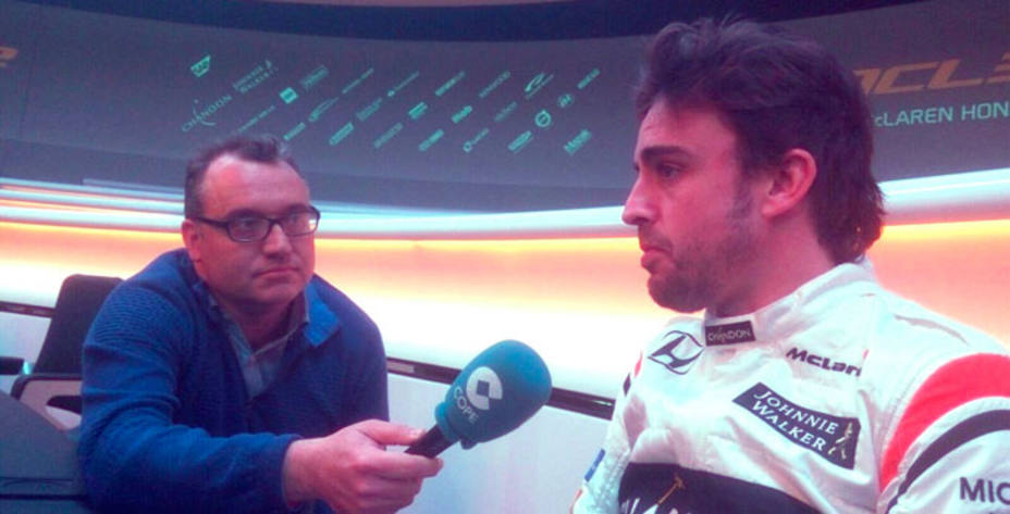 Carlos Miquel habla con Fernando Alonso, tras la presentación del MCL32