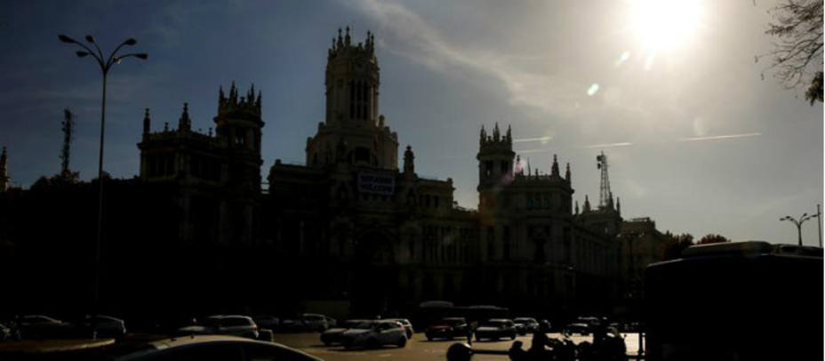 Tráfico y sol en Madrid. EFE