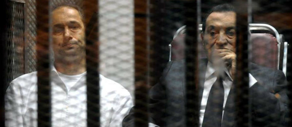 El expresidente egipcio Hosni Mubarak y su hijo Gamal en la celda del tribunal. EFE