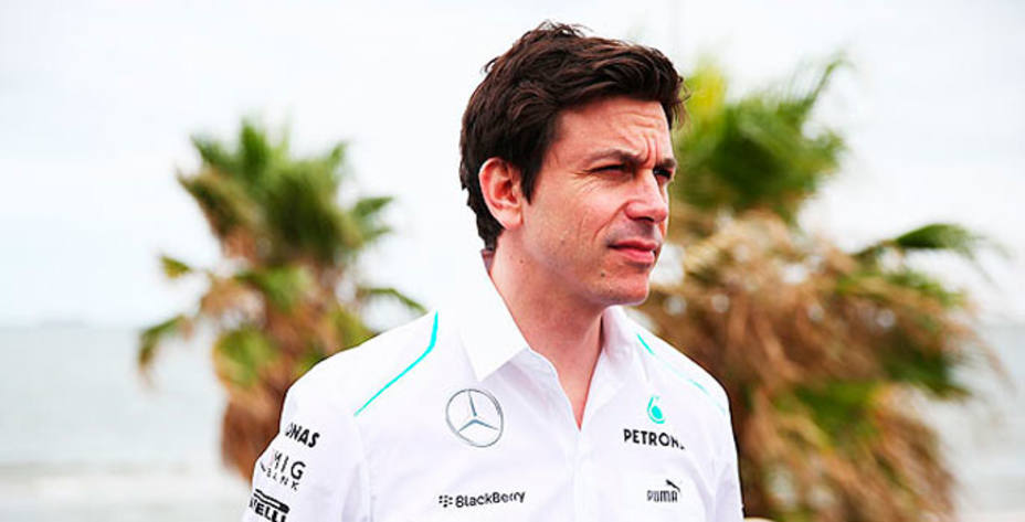 Toto Wolff confirmó que Alonso no correrá en Mercedes a corto plazo.