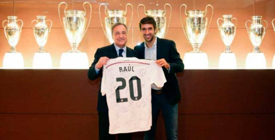 Raúl, homenajeado en el Bernabéu. (www.realmadrid.com)