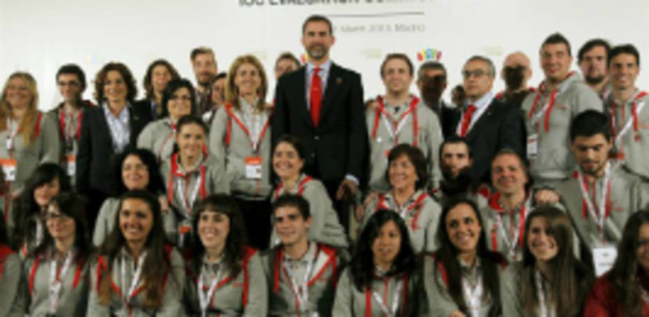 El Príncipe Felipe con voluntarios de la candidatura Madrid 2020. EFE
