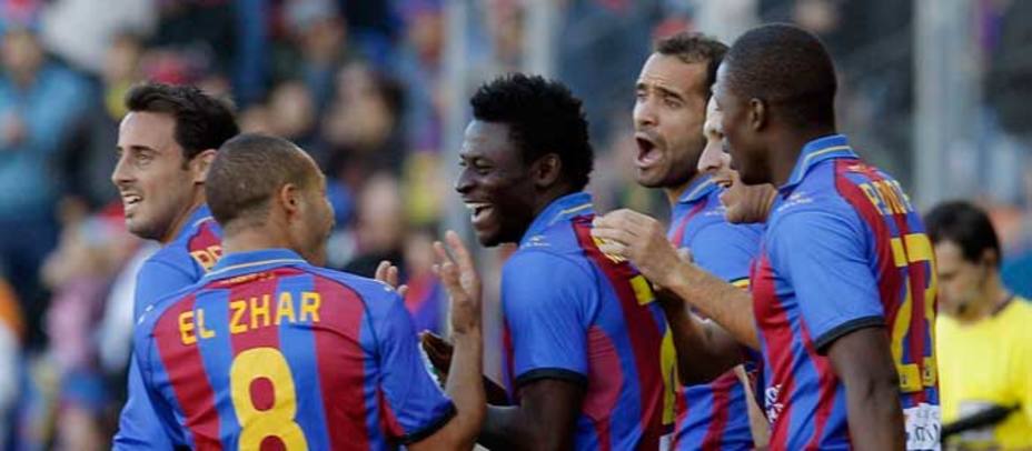 Los jugadores del Levante celebran un gol (Reuters)