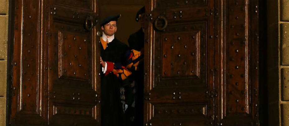 La Guardia Suiza cierra las puerta del palacio de Castel Gandolfo antes de retirarse. Reuters