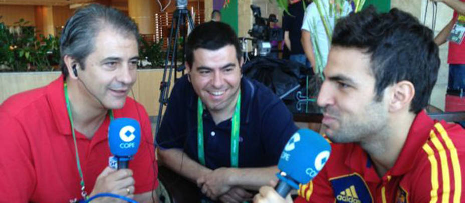 Manolo Lama, Miguel Ángel Díaz y Cesc Fábregas durante la entrevista en El Partido de las 12.