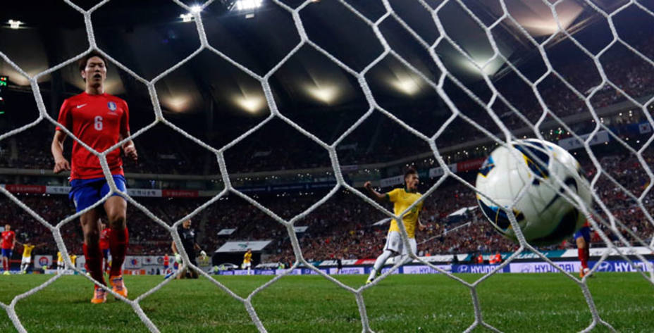 Neymar, con un gol de falta, protagonista en el triunfo de Brasil. REUTERS