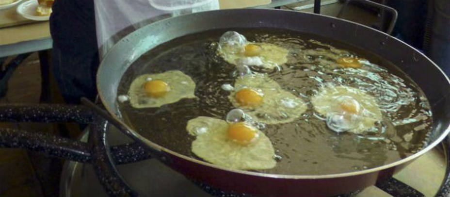 Algunos de los huevos repartidos en Puertollano. EFE