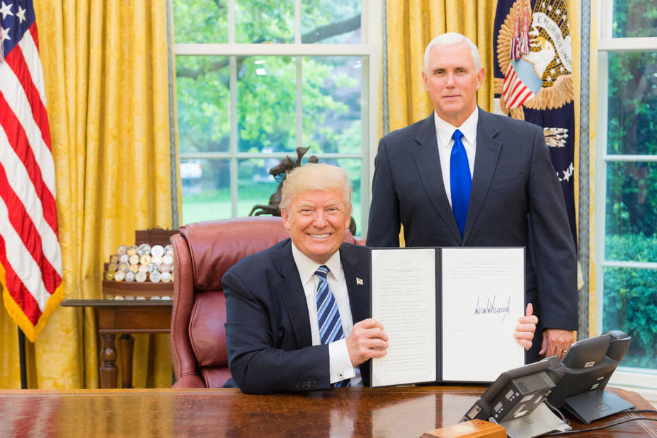 Trump firma una orden ejecutiva junto a su vicepresidente, Mike Pence
