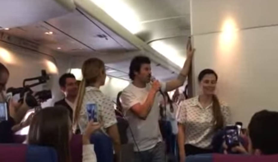 Taburete sorprende a unos estudiantes con concierto en pleno vuelo a México