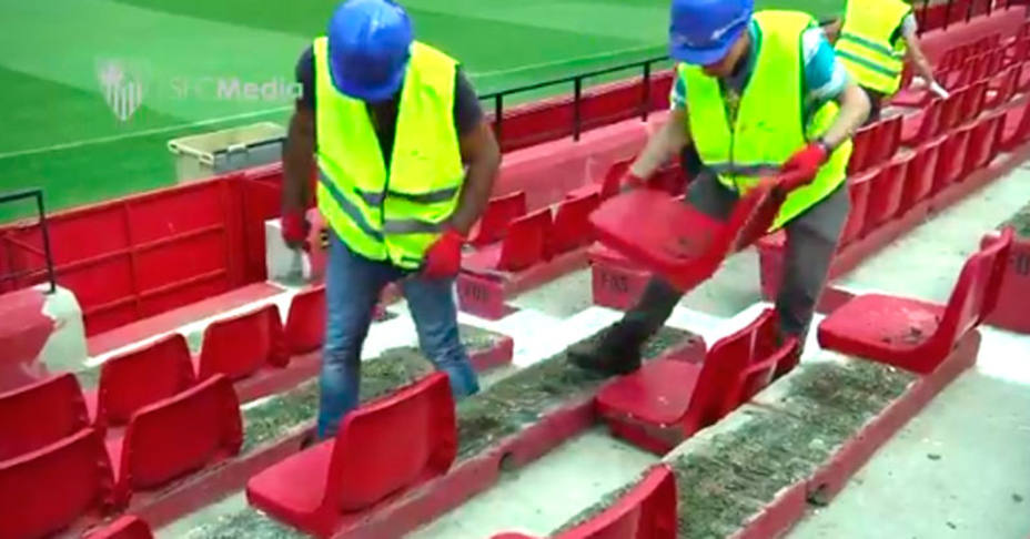 Operarios realizan trabajos en la grada del estadio Ramón Sánchez Pizjuán de Sevilla
