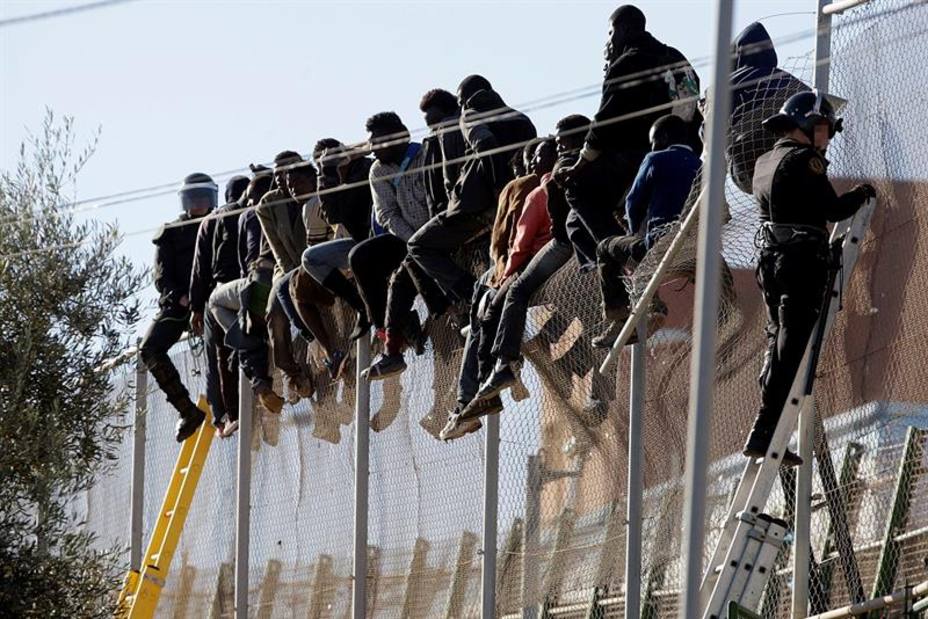 Inmigrantes en la valla de Melilla (Imagen de archivo de EFE)