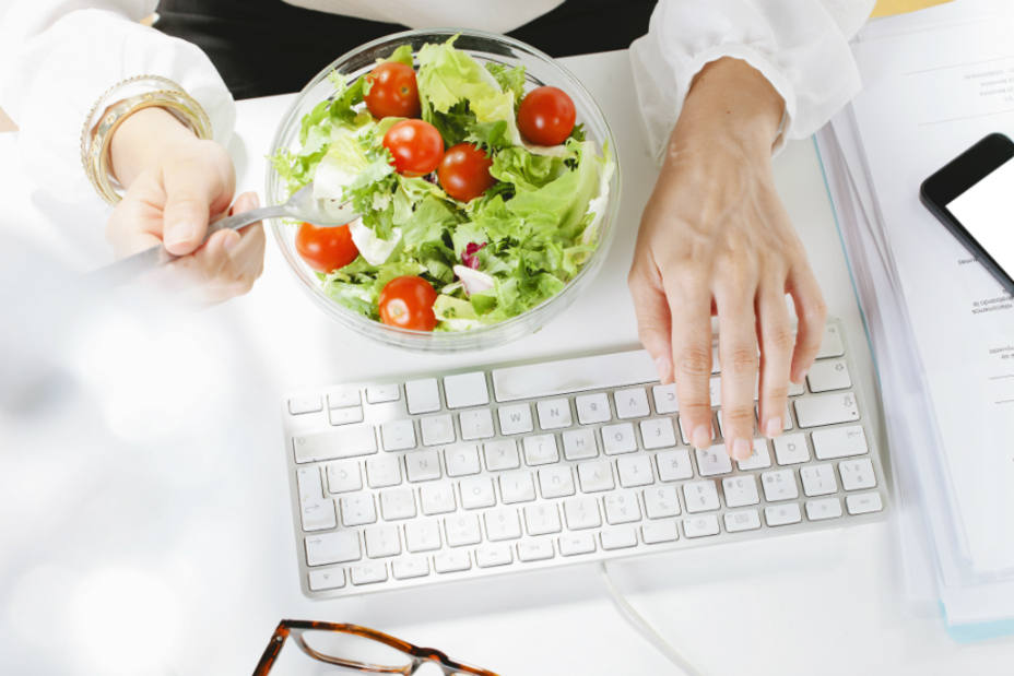 Diez consejos para comer sano en la oficina
