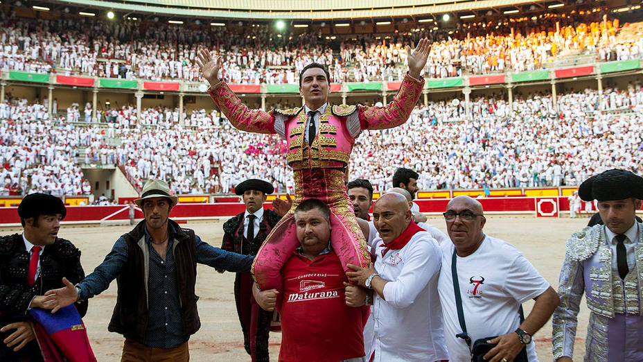Octavio Chacón en su salida a hombros este lunes en la plaza de toros de Pamplona