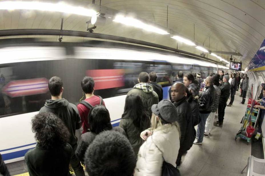 Pánico en el metro de Madrid: explota la tablet de una pasajera y el resto se cree que es una bomba