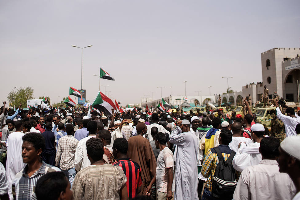 La Unión Africana da a la junta militar en Sudán 60 para pasar el testigo a un gobierno civil