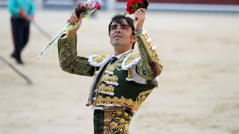 Miguel Ángel Perera con las dos orejas cortadas este miércoles en Las Ventas