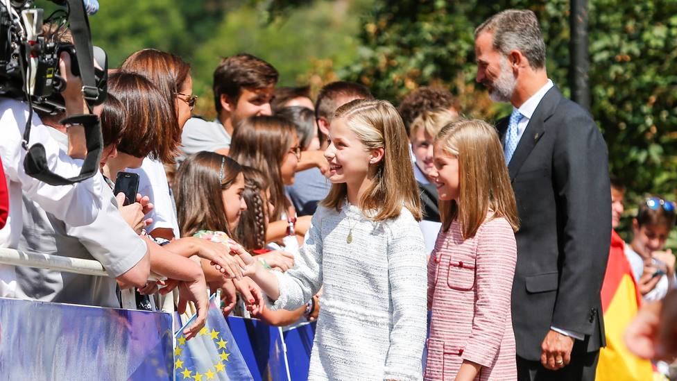 El Rey Felipe VI, la Princesa Leonor y la Infanta SofÃ­a saludan a los asistentes al acto por el XII centenario del Reino de Asturias