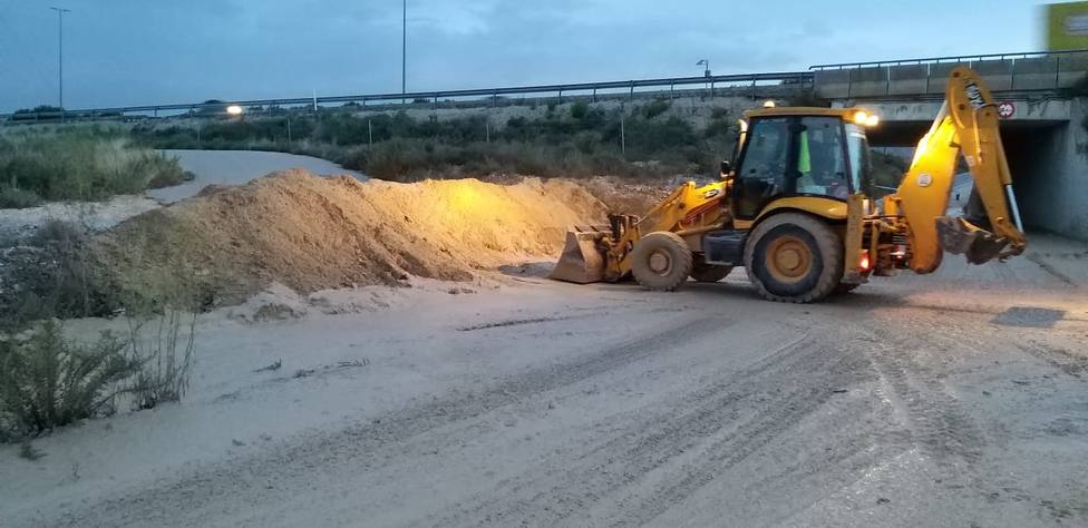 Los servicios de Limpieza retiran ocho toneladas de barro de las zonas afectadas de Alicante