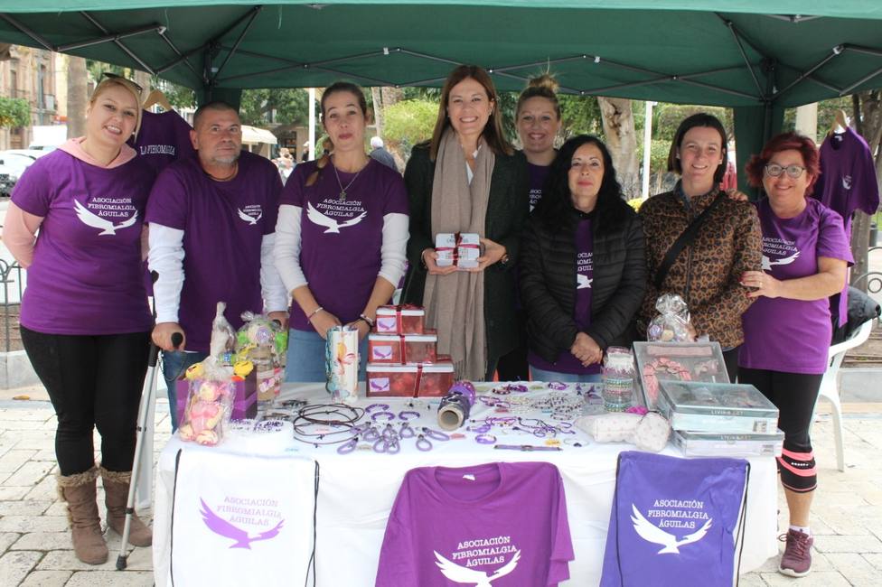 La asociación Fibromialgia Águilas instala un stand informativo en la plaza de España
