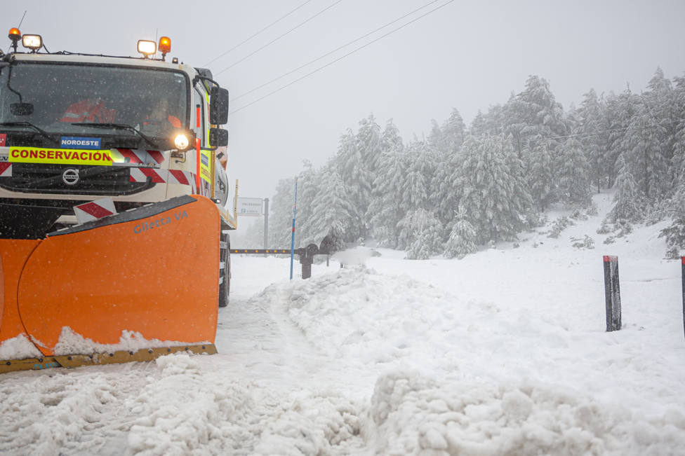 El Gobierno dispone de 728 máquinas quitanieves y 122.062 toneladas fundentes para hacer frente a las nevadas