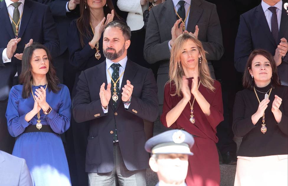 El bonito gesto de Espinosa de los Monteros con Santiago Abascal en el acto de apertura de la Legislatura