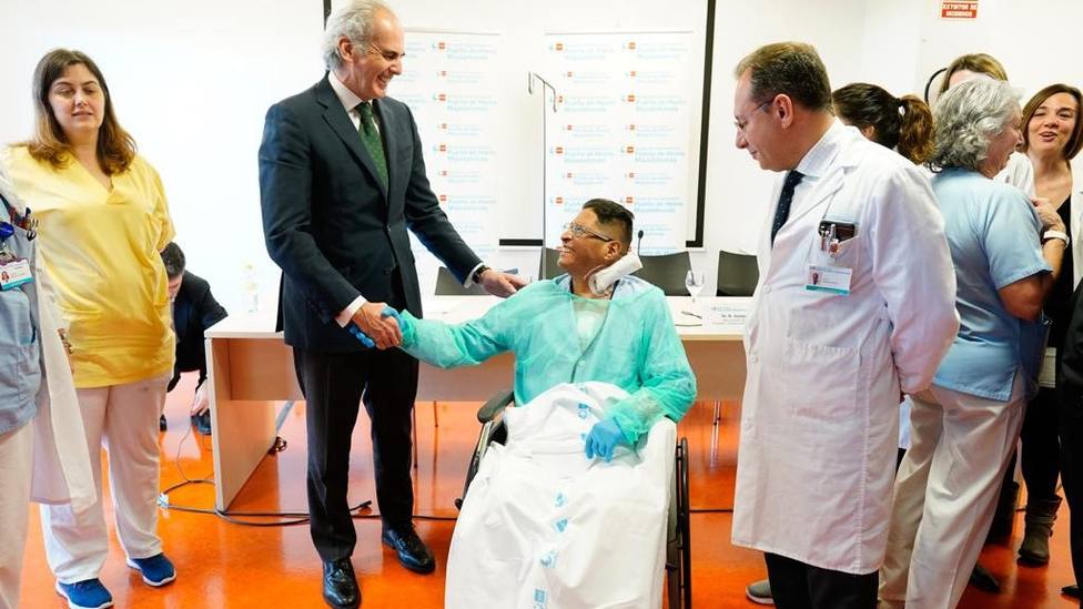 Ruiz Escudero saluda al paciente que ha recibido el trasplante