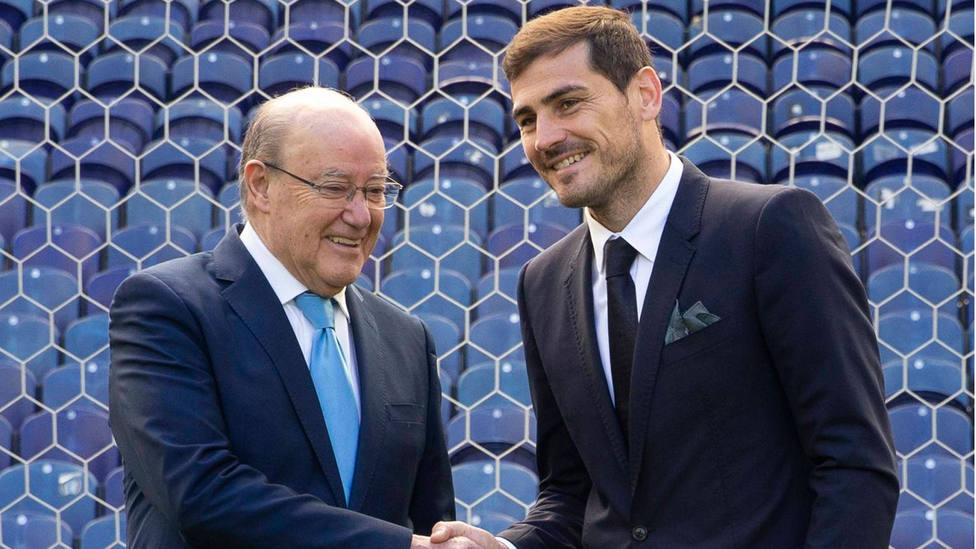 Iker Casillas, junto al presidente del Oporto, Pinto da Costa. CORDONPRESS