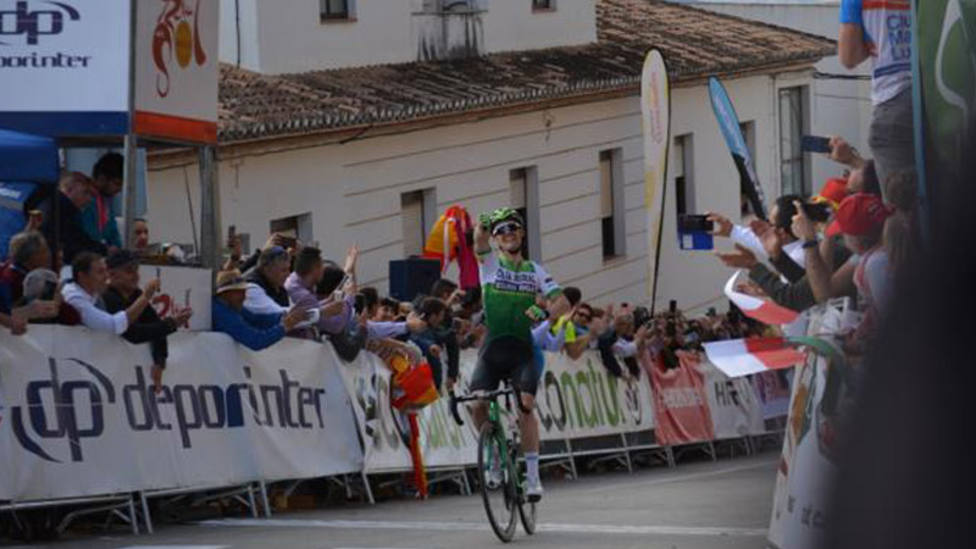 El español Gonzalo Serrano gana la segunda etapa de la Vuelta a Andalucía; Fuglsang sigue de líder