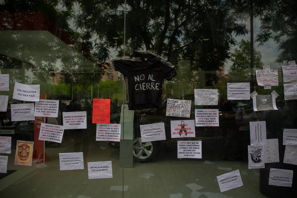 Trabajadores de Nissan cuelgan carteles como signo de protesta