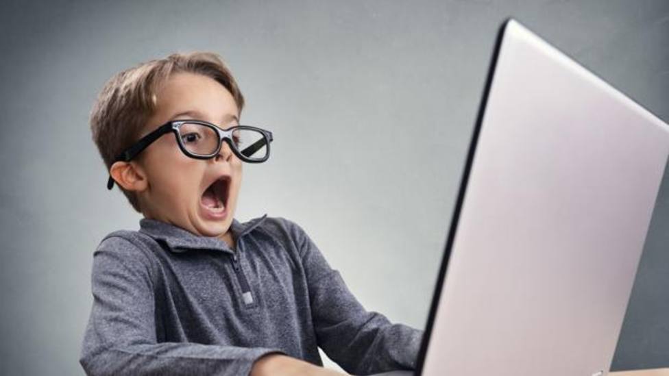 Niño con miopía frente a ordenador