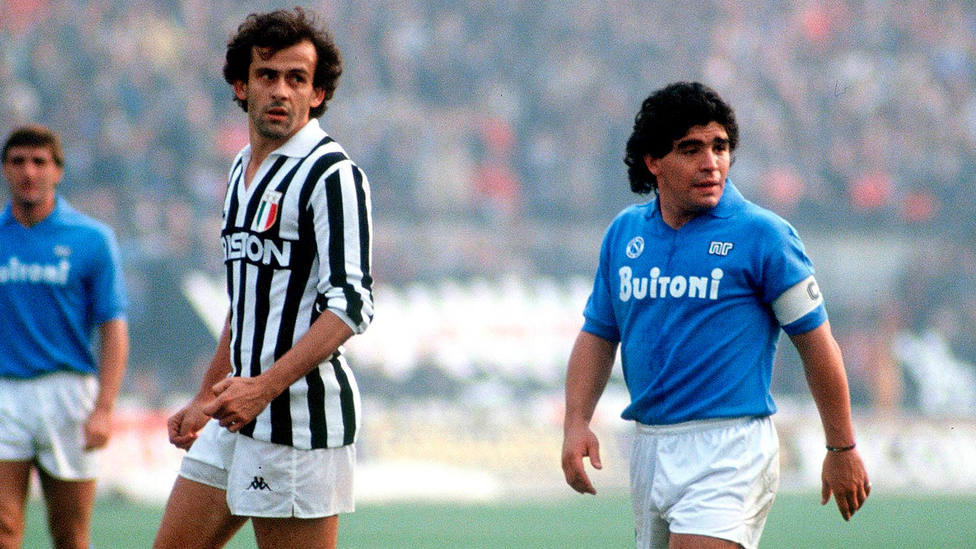 Michel Platini y Diego Armando Maradona, durante un partido entre Juventus y Nápoles. CORDONPRESS