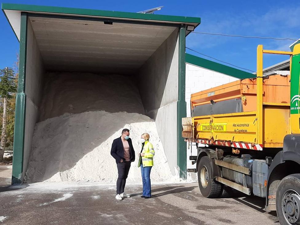 878 toneladas de sal, listas para acabar con la nieve en las carreteras de Almería