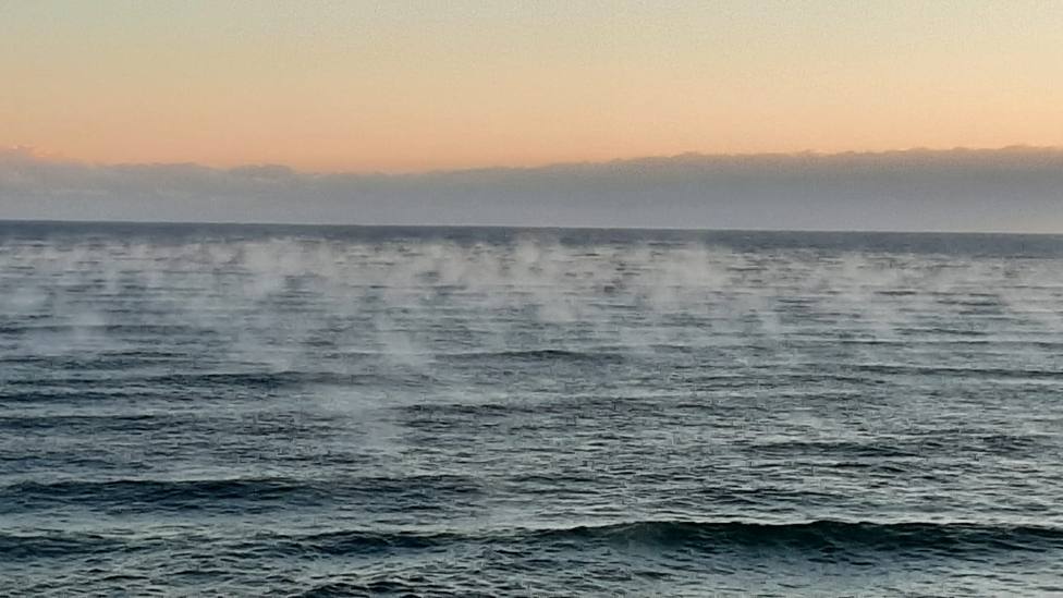 Vapor de agua emana del Mar Cantábrico en Barreiros