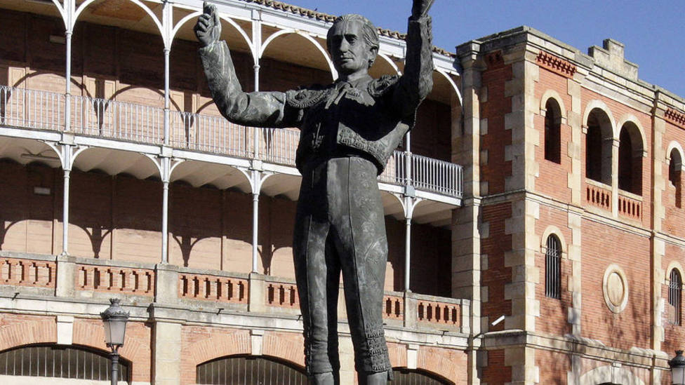 Estatua de Julio Robles situada en la explanada del coso de La Glorieta de Salamanca
