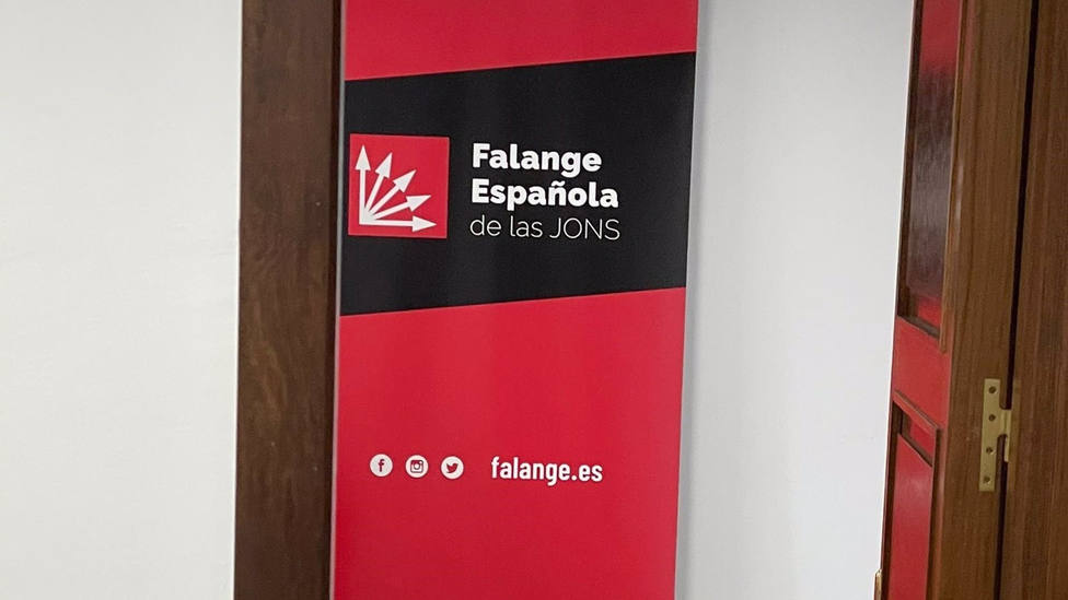 Una diputada coloca un panel con el símbolo de la Falange en el Parlamento andaluz