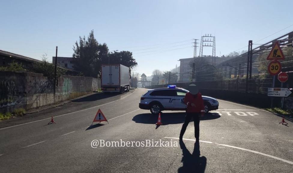 Carretera cortada en Galdakao (Bizkaia) por presencia de un obús