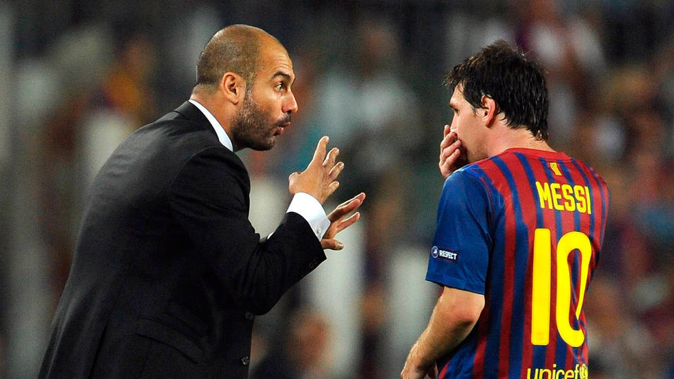Pep Guardiola da órdenes a Leo Messi durante un partido en su último año como entrenador del Barcelona