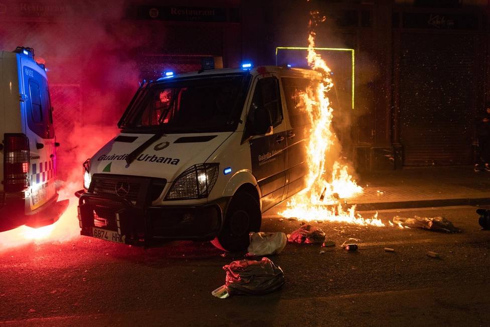 Una furgoneta quemada durante la manifestación de apoyo a Hasel - Lorena Sopena - Europa Press