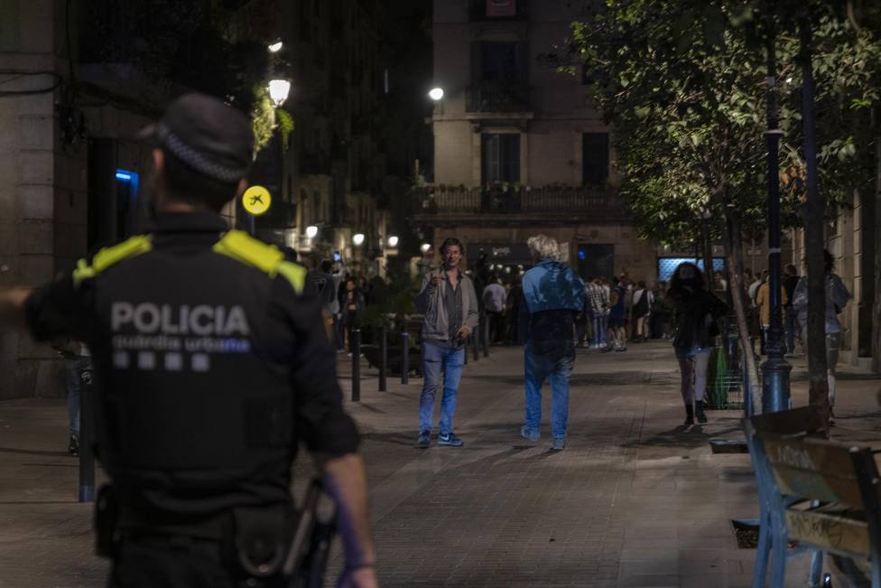 Agentes de la Guardia Urbana de Barcelona, frente a jóvenes en ambiente festivo, a 22 de mayo de 2021