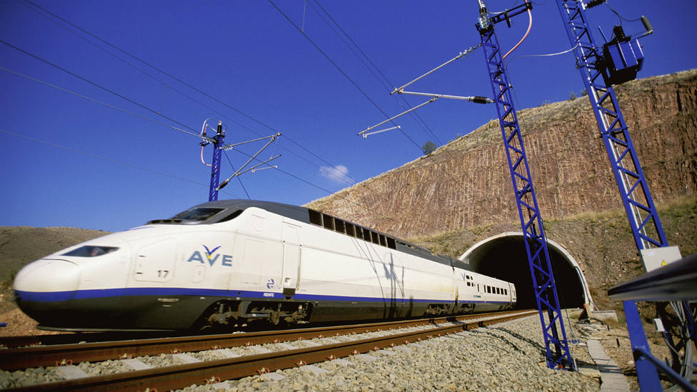 Trenes dobles del AVE para ofertar 6.300 plazas más hacia Alicante por San Juan