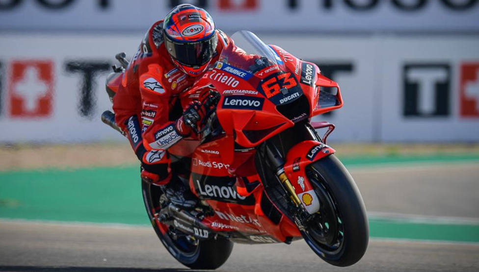 Bagnaia resiste el asedio de Márquez y se estrena en MotoGP en el Gran Premio de Aragón