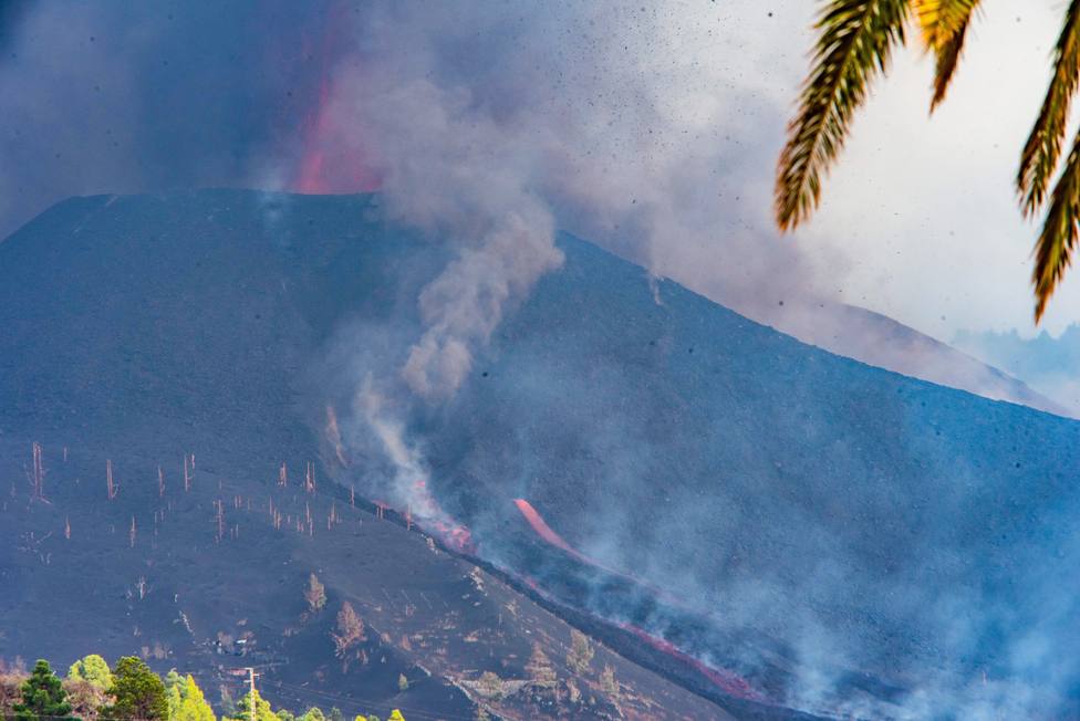 La mayor explosividad del volcán y una nueva boca fuerza más evacuaciones en La Palma