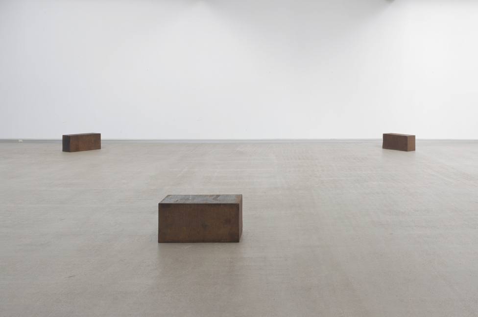Three Unequal Elevations (1975), de Richard Serra (San Francisco, Estados Unidos, 1939).