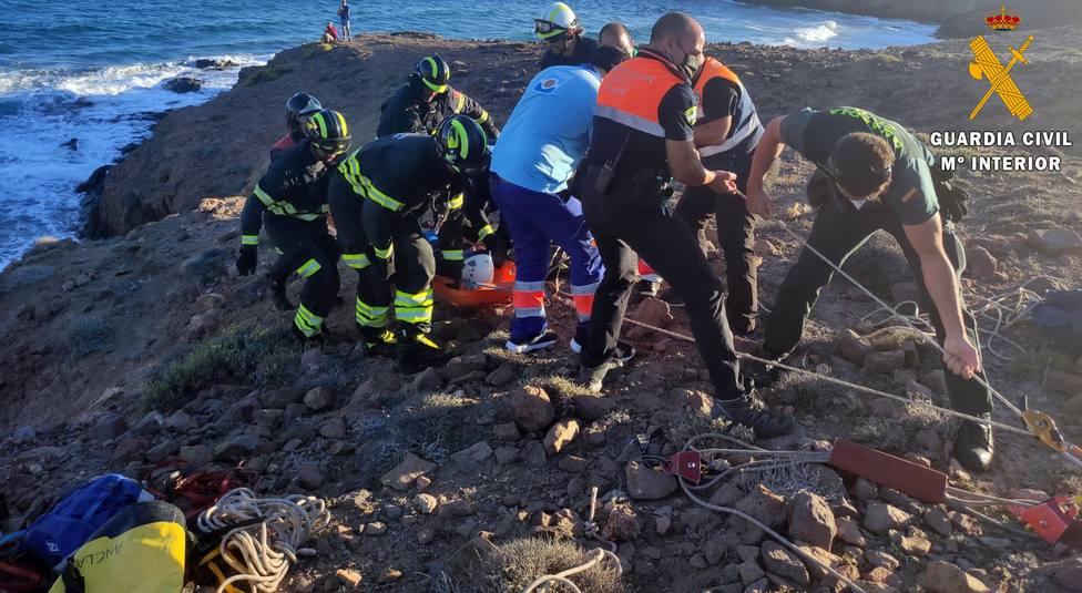 Auxilian a una persona herida mientras hacía senderismo en Cabo de Gata