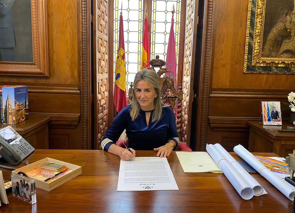 Milagros Tolón firma un bando con motivo del VIII Centenario del Nacimiento de Alfonso X El Sabio