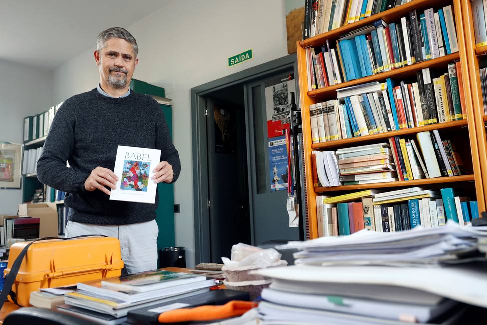 El profesor de la facultad de Humanidades de Ferrol con su nuevo libro - FOTO: EFE / Kiko Delgado
